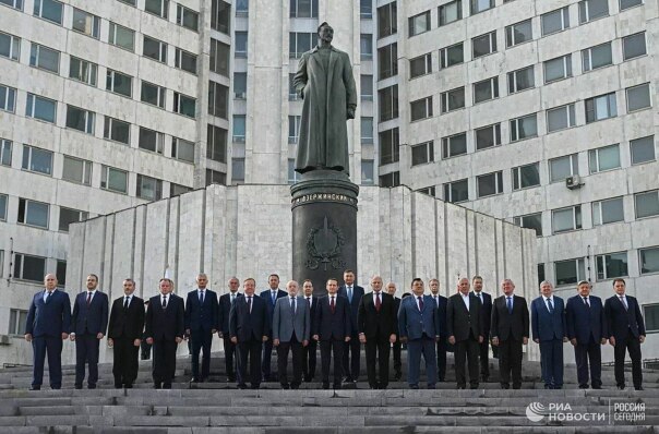 У штаб-квартиры Службы внешней разве...