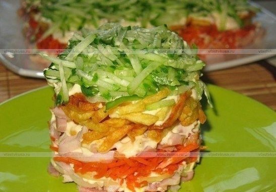 Обалденный слоеный салат с курицей и...